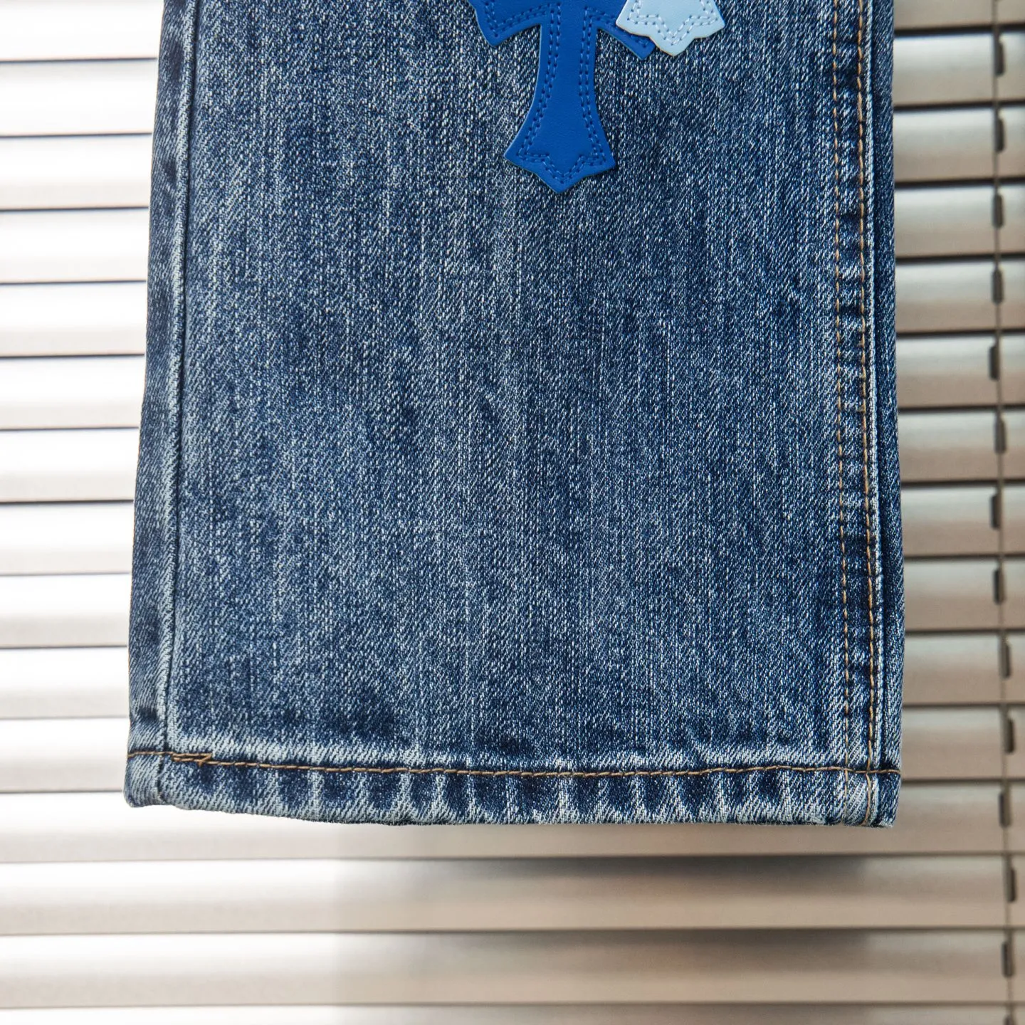 P260 Chrome Hearts Miami-limited blue pants, blue leather cross couple jeans, hot trend this season, sought after by countless celebrities and fashionistas. The neat details of the cutting process add color to the playful fashion! The neat and meticulous design, and the well-fitting structure is unique. The upper body not only has outstanding recognition, but also looks younger and younger. A style with the ultimate wearing meaning and performance, gorgeous color matching, and the craftsmanship of this style is also extremely extraordinary. After the finished product is washed, it is disassembled and hand-made with sheepskin cross leather and then spliced ​​together to complete. The whole piece has too many craftsmanship to describe. It is decorated with patchwork cross flowers and high-waisted washed jeans! ! Absolutely high-end luxury product, a god-level single product, a super popular product, made by top heavy industry, a magic weapon that cannot be missed to hit the streets. Style number: 1832 Size: 28 30 32 34 36 Color: blue
